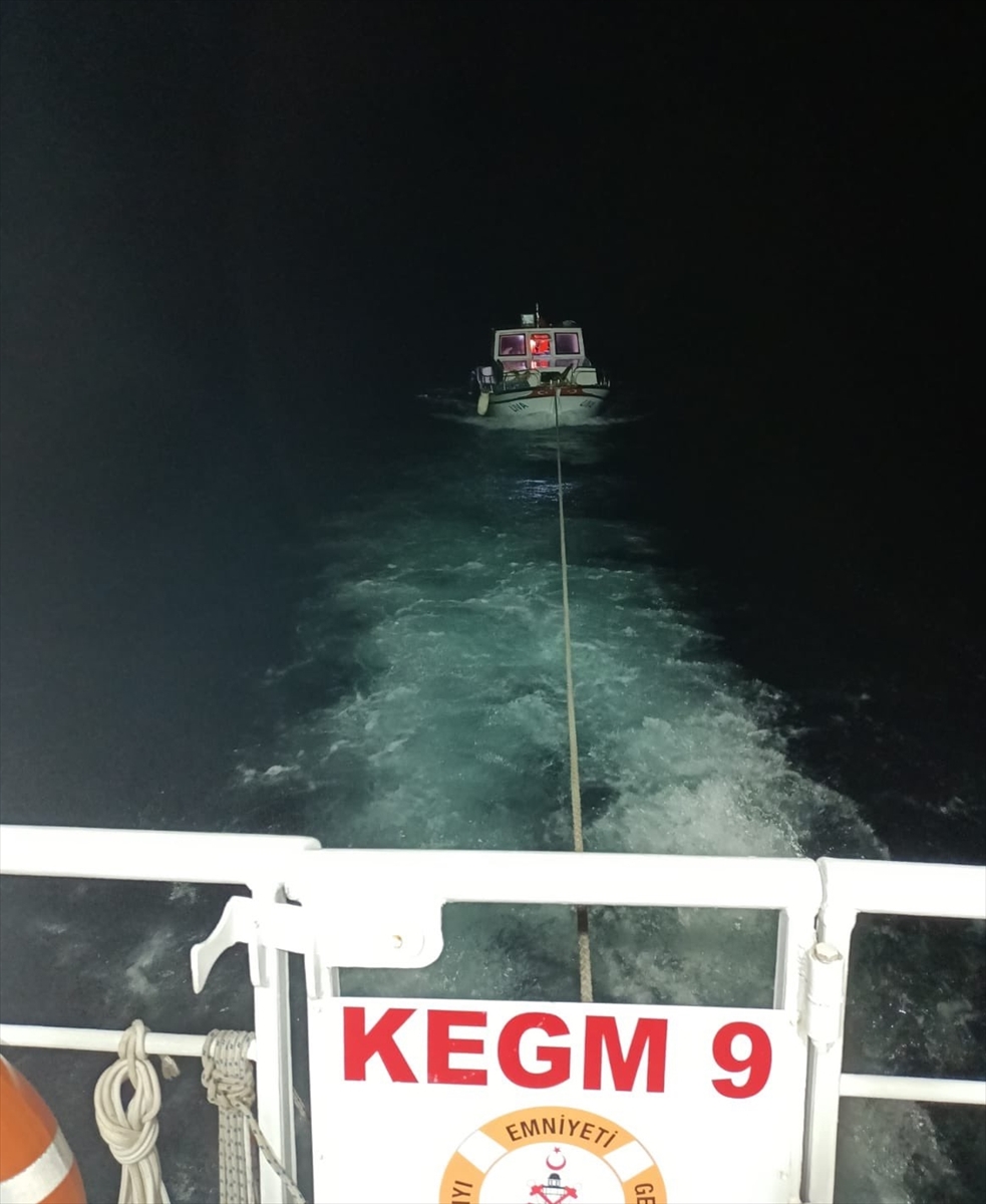 Çanakkale Boğazı'nda arızalanan tekne KEGM ekiplerince kurtarıldı