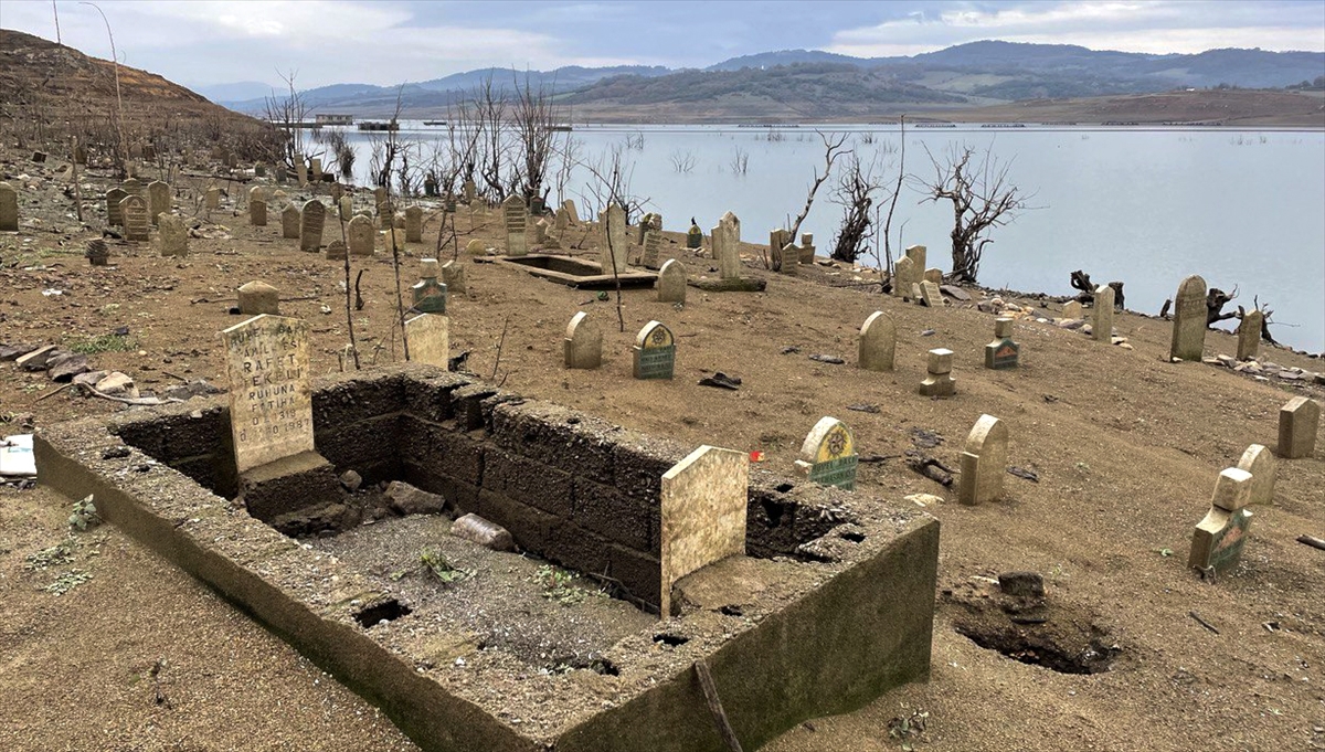 Çanakkale'deki barajın seviyesi azalınca eski köy 6 yıl sonra yeniden göründü