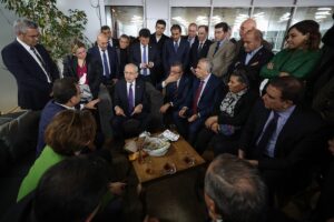 - Atatürk Havalimanı'nda kendisini karşılayan İBB Başkanı İmamoğlu ile bir