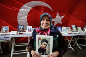 DİYARBAKIR (AA) – Dağa kaçırılan çocukları için HDP il binası