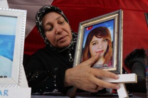 DİYARBAKIR (AA) – Dağa kaçırılan çocukları için HDP il binası