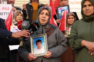 DİYARBAKIR (AA) – Diyarbakır annelerinin dağa kaçırılan çocukları için HDP