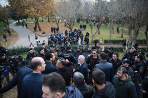 - Uyarılara rağmen dağılmayan ve polise mukavemet gösteren gruptaki 2