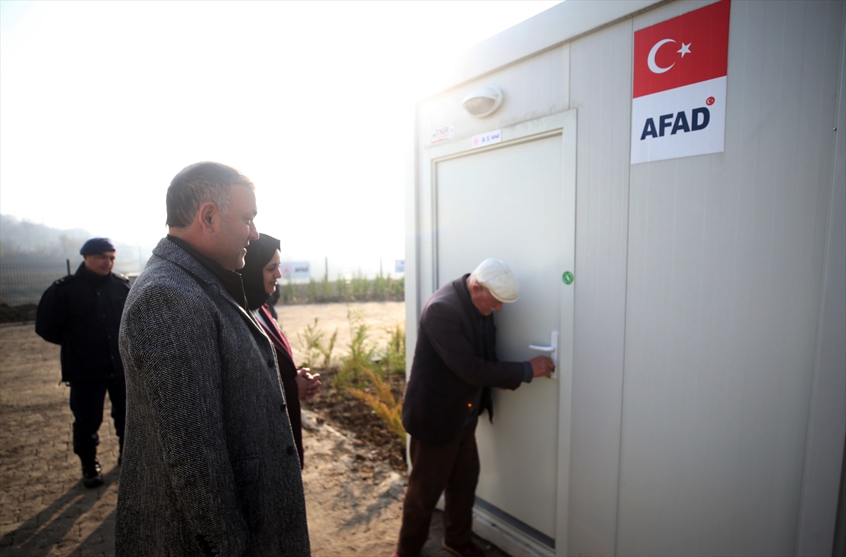 Düzce'de depremzedelere konteynerler teslim ediliyor