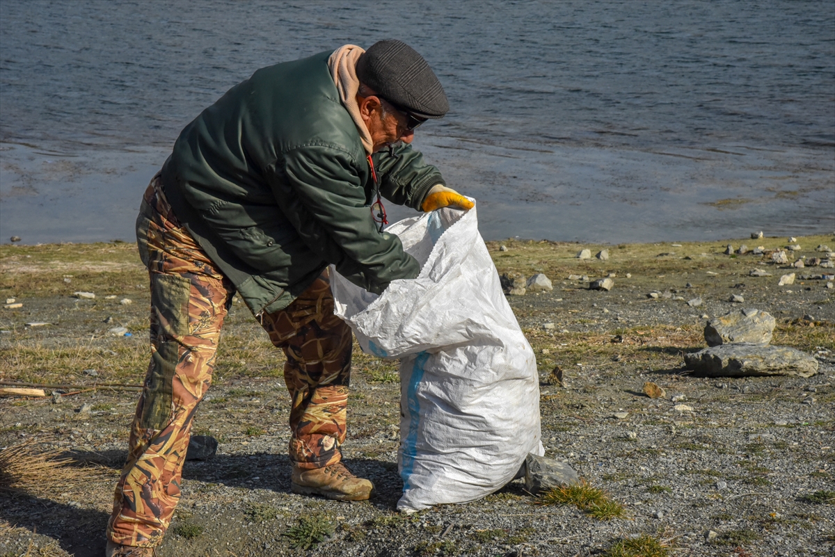 Emekli çevre gönüllüsü 20 yıldır gölet kıyılarını temizliyor