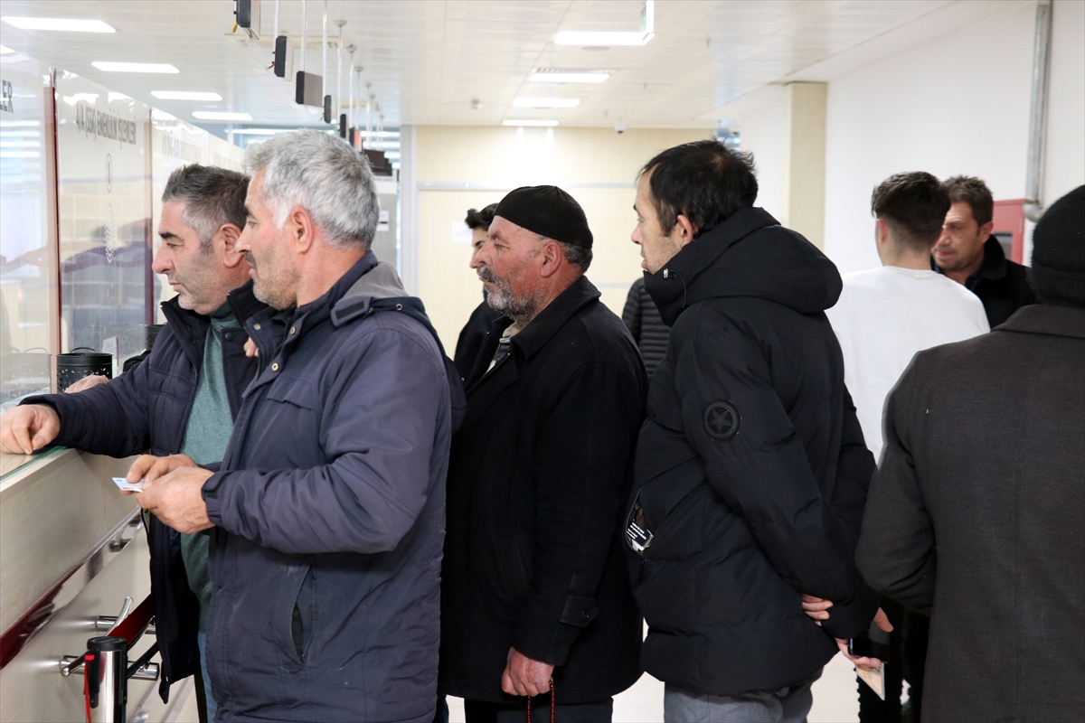 Erzurum ve Kars'ta EYT'li vatandaşlar SGK önlerinde yoğunluk oluşturdu