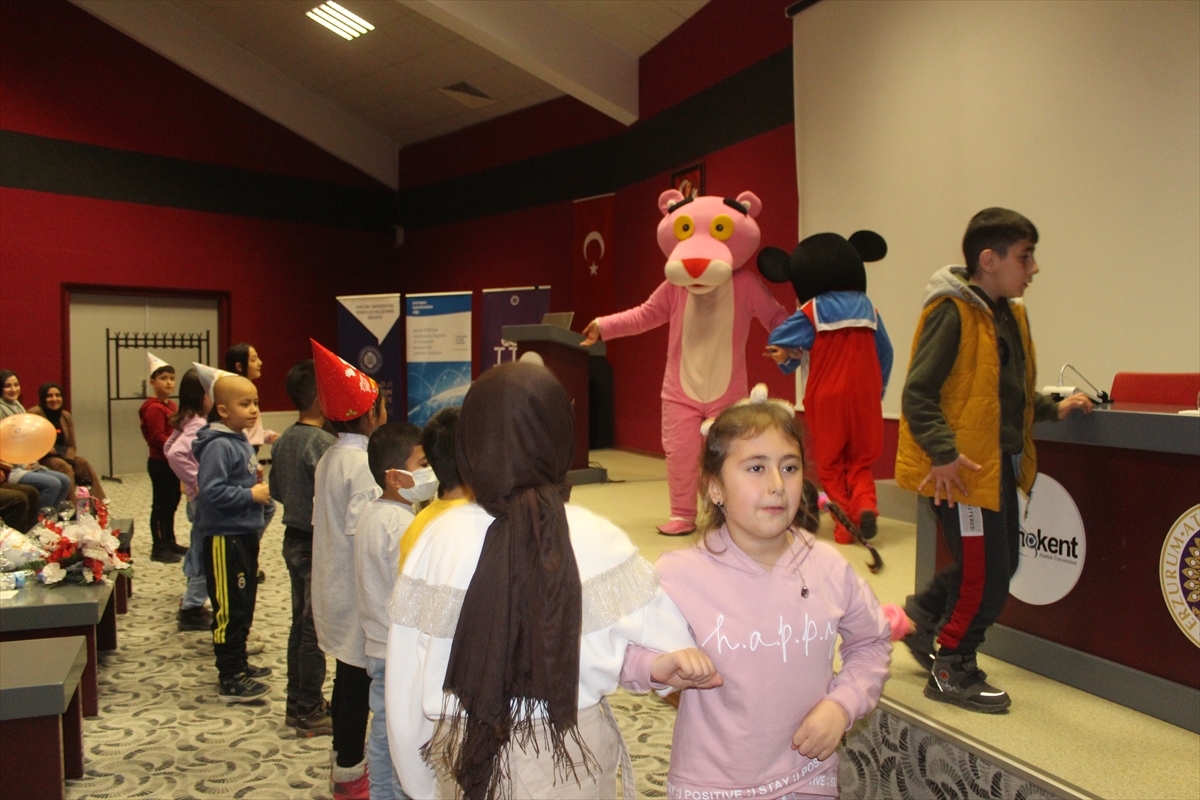 Erzurum'da gönüllü gençler lösemili çocuklara moral verdi
