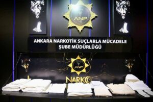 - Valizinde uyuşturucu emdirilen bornozlar bulunan yabancı uyruklu yolcu tutuklandı