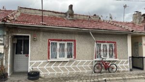 ESKİŞEHİR (AA) – Eskişehir'de güvercin çalmak için girdiği evde, ev