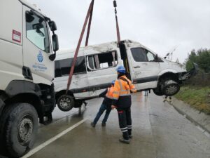 İSTANBUL (AA) – İstanbul Eyüpsultan'da, havalimanına yolcu taşıyan servis minibüsünün