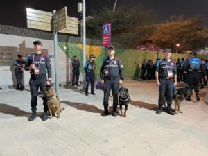 - Karşılaşma öncesinde stada girmeye çalışan biletsiz taraftarları, Katar ve