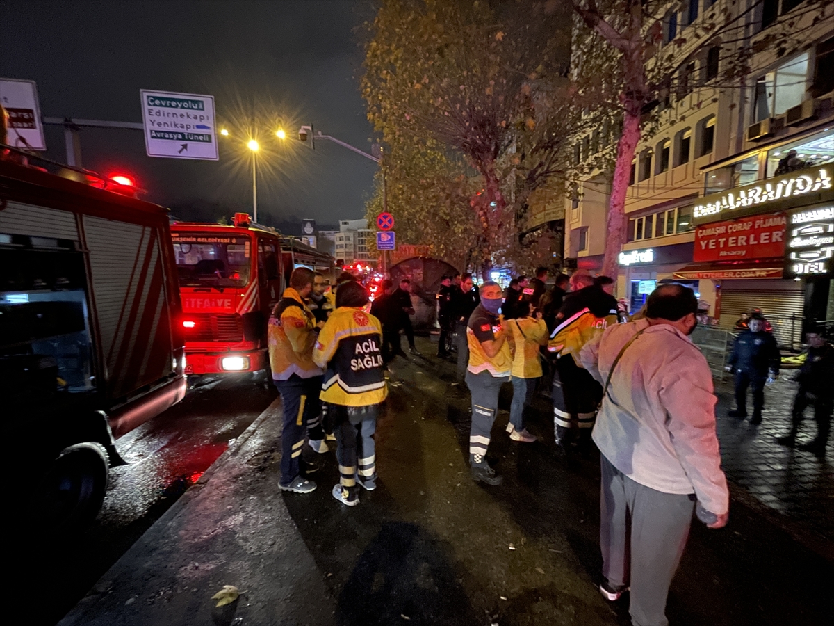 GÜNCELLEME – Fatih'te 6 katlı otelde çıkan yangın söndürüldü