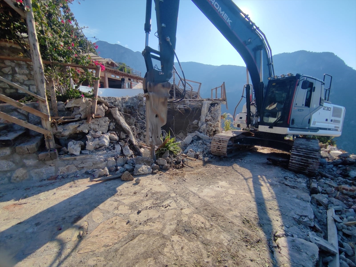 Fethiye’de kaçak yapı yıkımları sürüyor