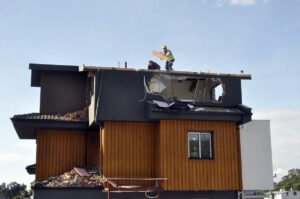 MUĞLA (AA) – Muğla'nın Fethiye ilçesinde kaçak yapıların yıkım işlemleri