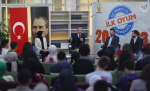 ÇANAKKALE (AA) – Milli Savunma Bakanı Hulusi Akar, gençlerle bir