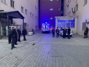 HAKKARİ (AA) – Hakkari'nin Durankaya beldesinde minibüsün şarampole devrilmesi sonucu