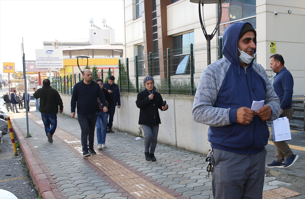Adana ve çevre illerde EYT'li vatandaşlar SGK önlerinde yoğunluk oluşturdu