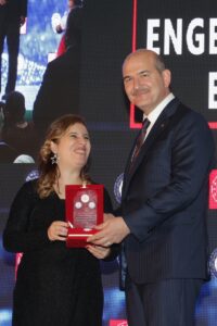 - "Sevgi, o kadar yücedir, bütün kötülüklerin, zorlukların üstesinden gelmeye