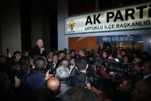 - "Kibir, başka hiçbir şey yok. Kibri olduğu kadar hizmet