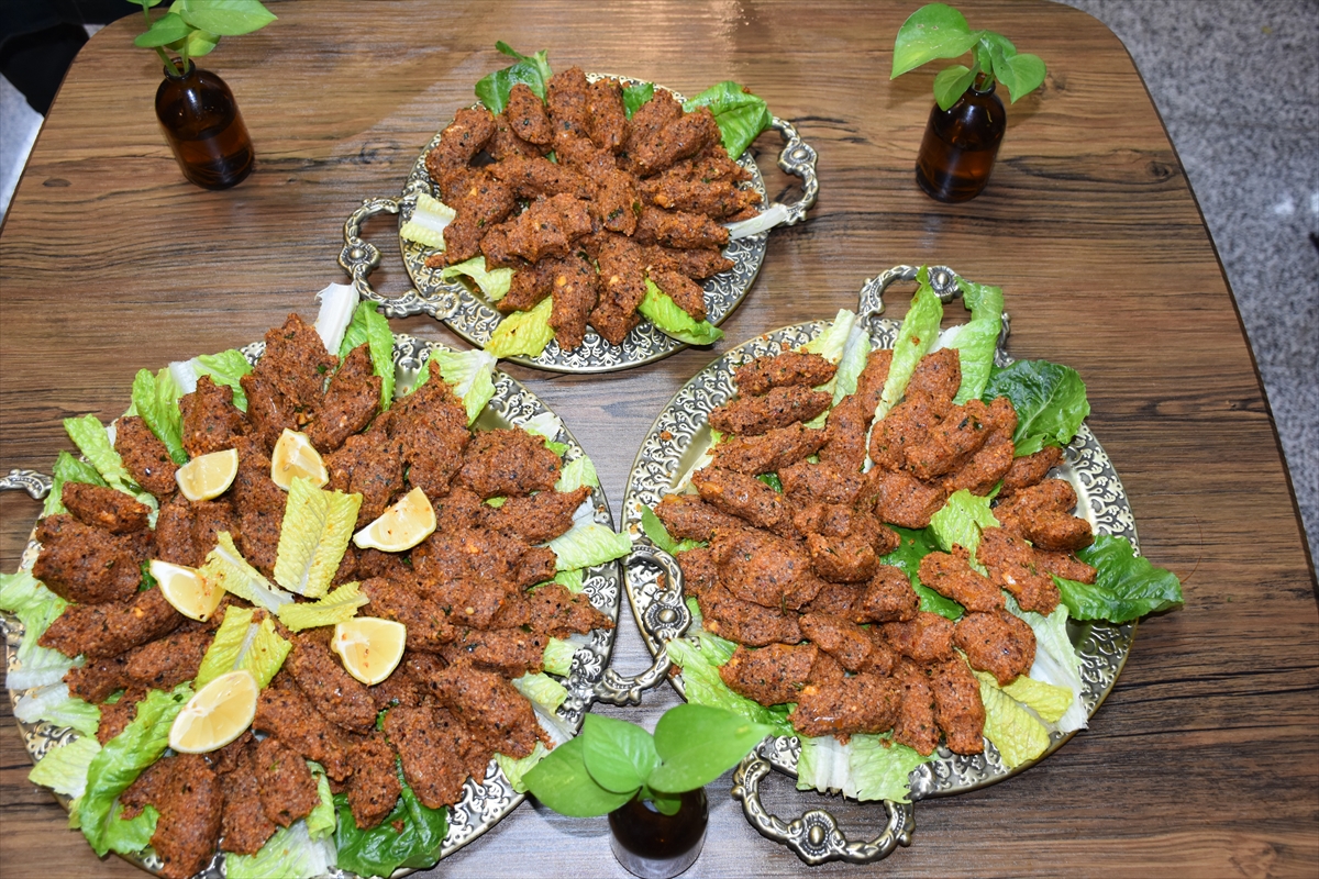 İran'daki Türk öğrencilerden çiğ köfteli Şeb-i Yelda kutlaması