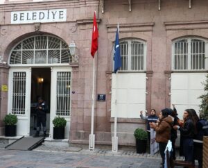 İZMİR (AA) – İzmir Büyükşehir Belediyesinin taşeron firmasında işten çıkarılan