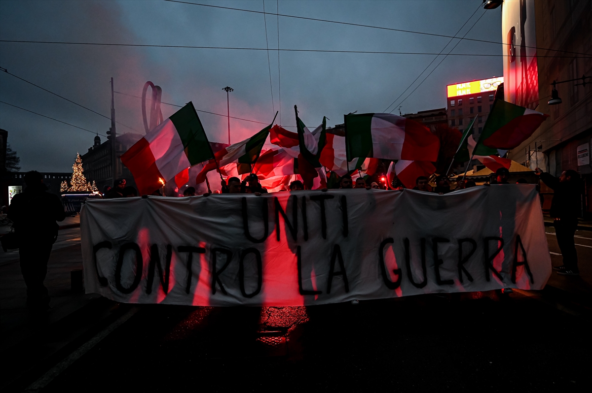İtalya'da karşıt görüşlülerin gösterileri sırasında olay çıktı
