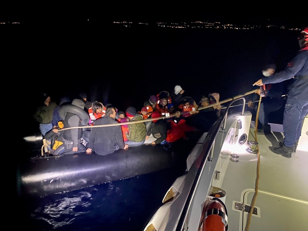 İzmir açıklarında 182 düzensiz göçmen kurtarıldı, 21 düzensiz göçmen yakalandı