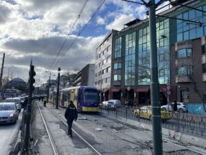 İSTANBUL (AA) – T1 Kabataş-Bağcılar tramvayının Kabataş istasyonunda raydan çıkıp