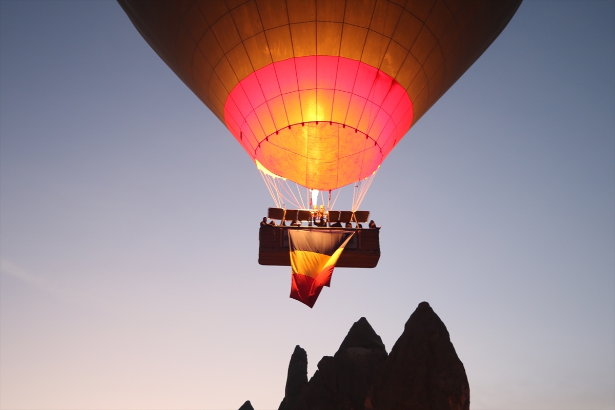 Kapadokya'da balonlar Romanya bayrağı ile uçtu