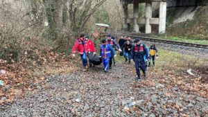 KARABÜK (AA) – Karabük'ün Yenice ilçesinde üst geçitten demir yoluna