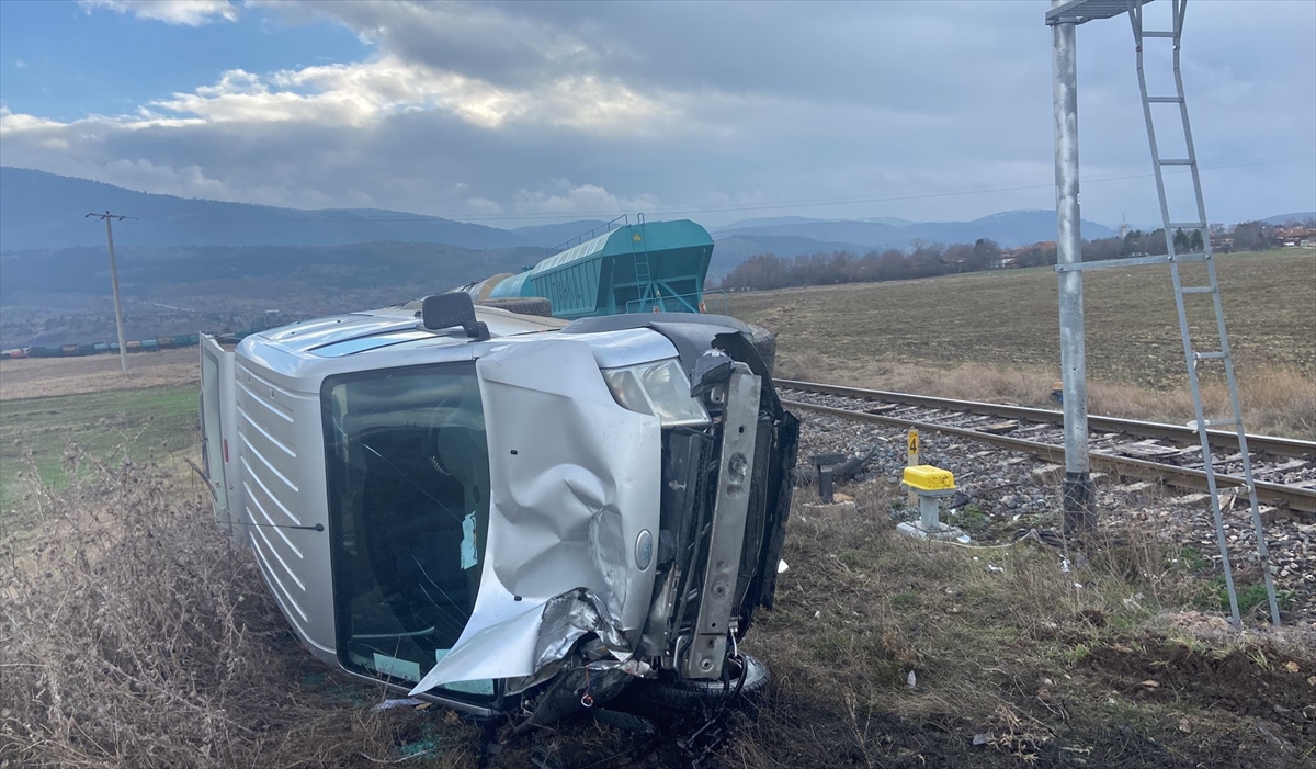 Karabük'te yük treninin çarptığı hafif ticari araçtaki 2 kişi yaralandı