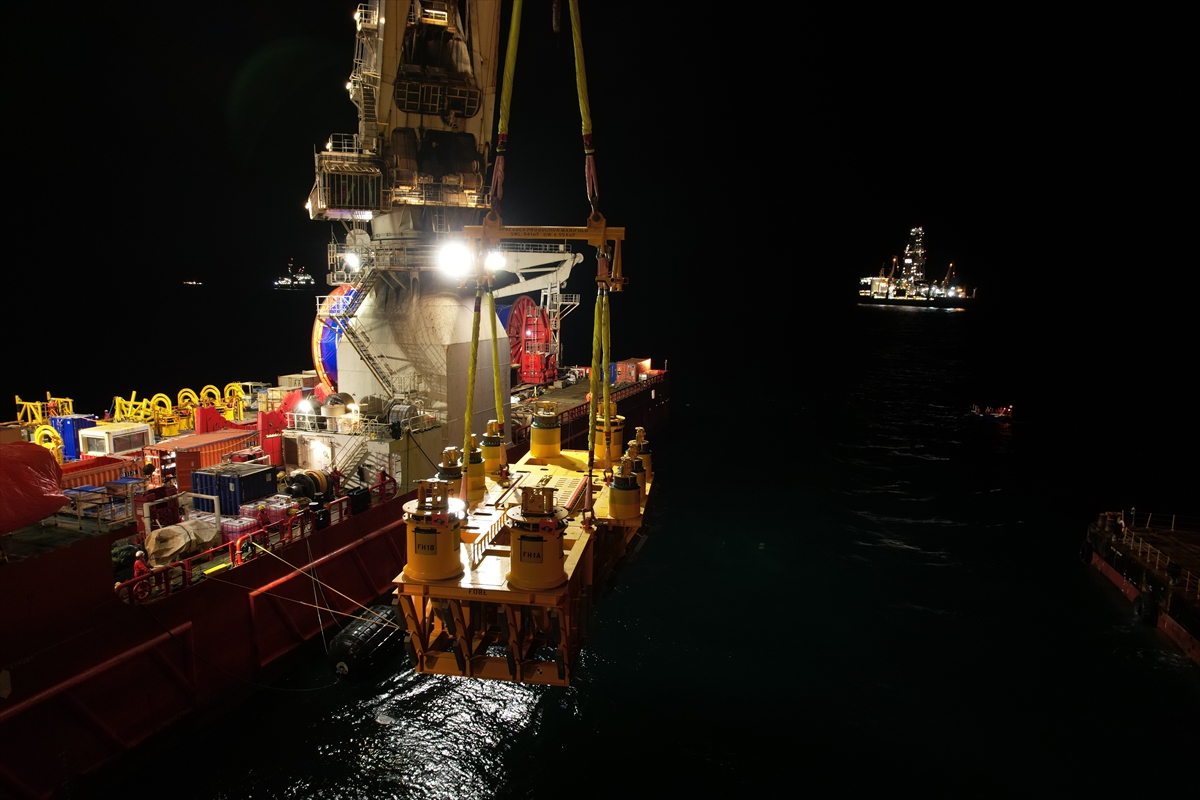 Karadeniz gazını ana boru hattına bağlayacak “Peçenek” deniz altına indirildi