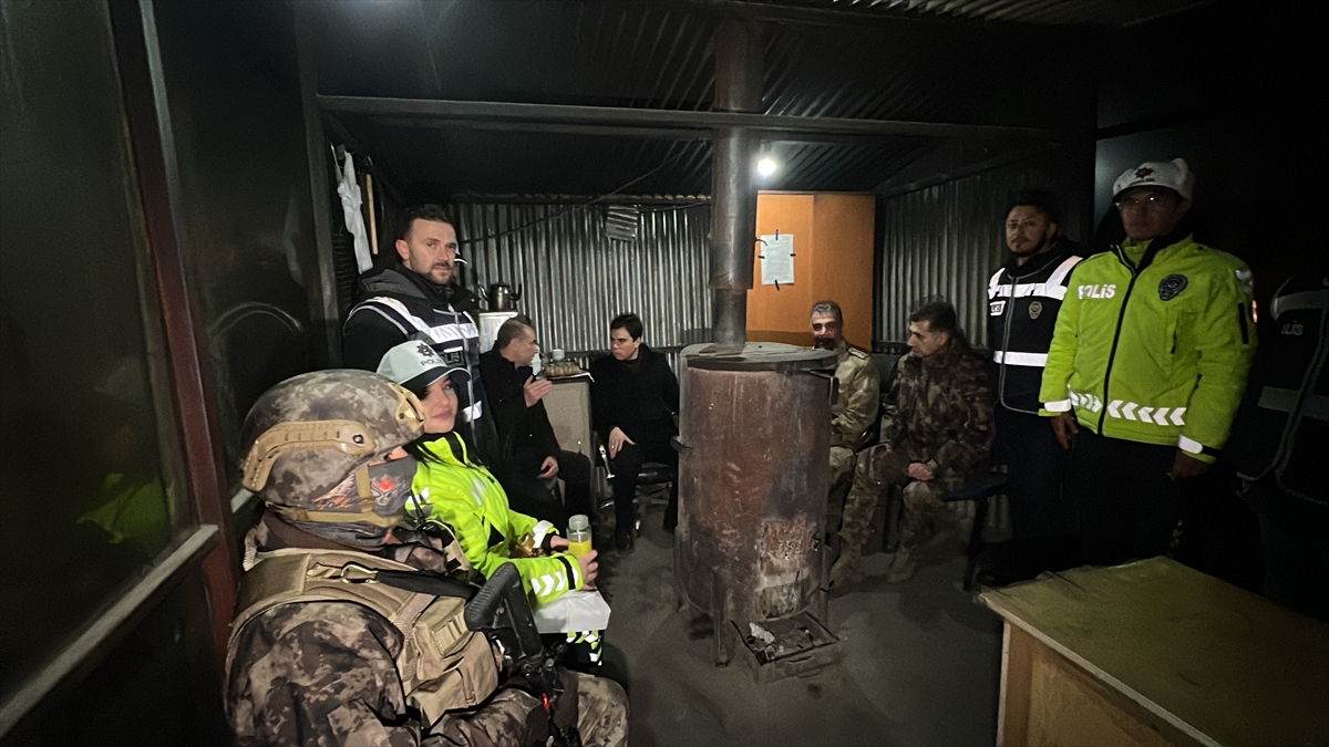 Kars'ta güvenlik güçleri dondurucu soğukta yılbaşı denetiminde