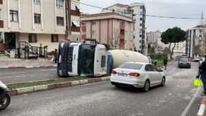 İSTANBUL (AA) – Kartal'da devrilen beton mikserinin sürücüsü yaralandı. Levent