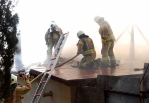 İSTANBUL (AA) – Kartal'da, bir evin çatısında çıkan yangın hasara
