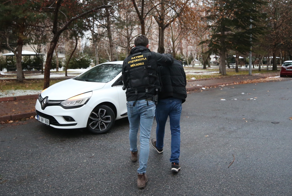 Kayseri’de özel harekat polisi destekli uyuşturucu operasyonu düzenlendi