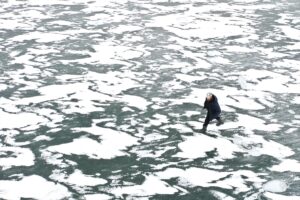 - Kars'ın Arpaçay ilçesi Taşbaşı köyü mevkisinde kısmen donan gölde