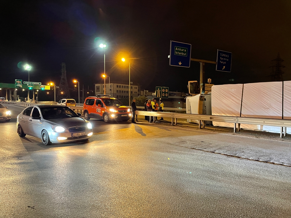 Kocaeli'de devrilen kağıt yüklü tırın sürücüsü yaralandı