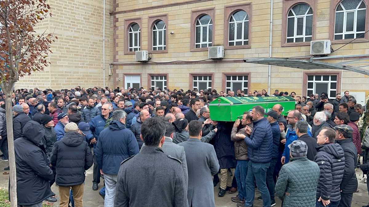 Kocaeli'de yangın merdiveninden düşerek ölen lise öğrencisinin cenazesi defnedildi