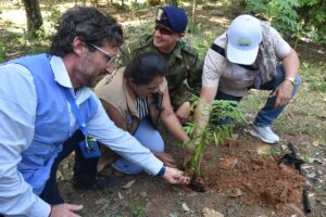 BOGOTA (AA) – Kolombiya'da, silah bırakan eski Kolombiya Devrimci Silahlı