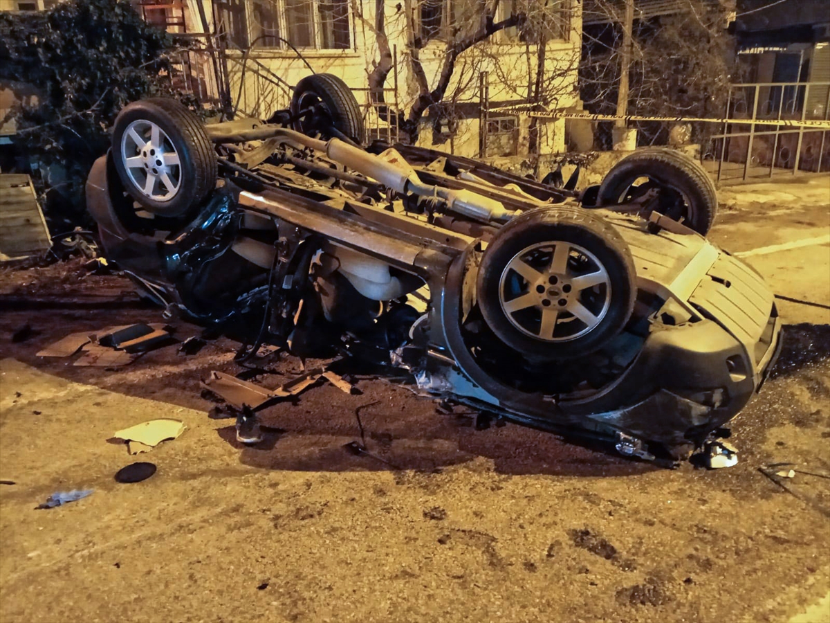 Konya'da bariyere çarpıp devrilen otomobildeki 2 kişi hayatını kaybetti