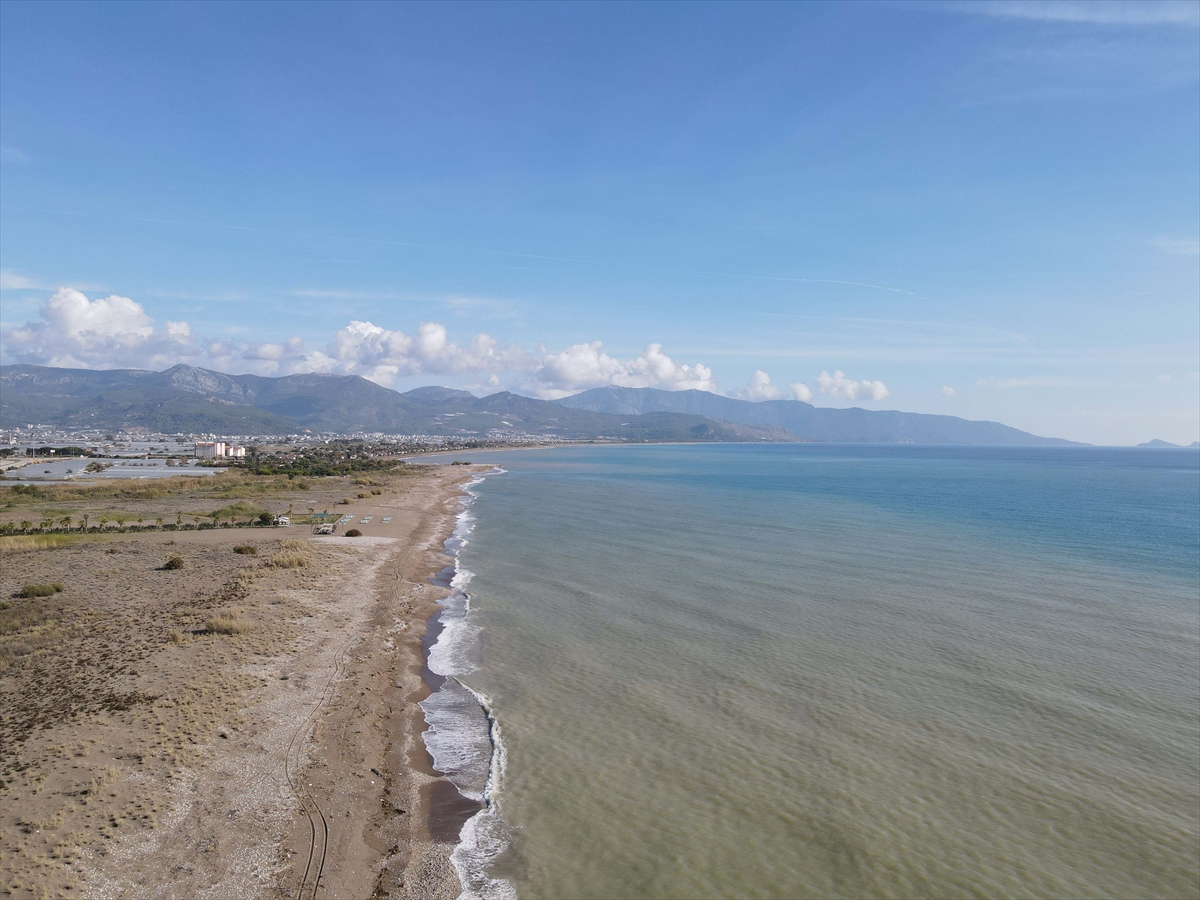 Kumluca'da çamurlu sel suları kıyıda denizin rengini kahverengiye çevirdi