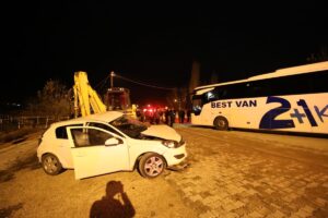 MALATYA (AA) – Malatya'nın Darende ilçesinde yolcu otobüsüyle otomobilin çarpışması