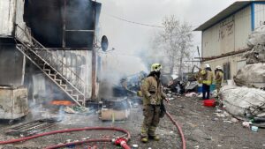 İSTANBUL (AA) – İstanbul Maltepe'de geri dönüşüm deposundaki konteynerlerde çıkan
