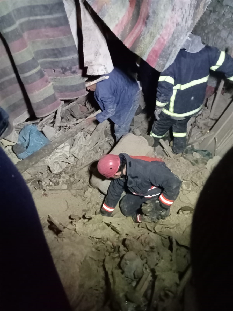 Manisa'da çöken çatının altında kalan kişi yaralandı