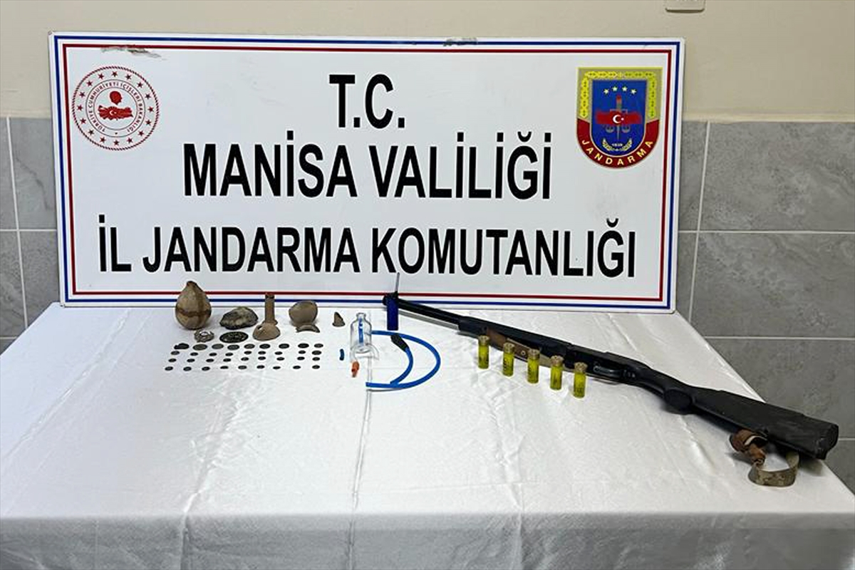 Manisa'da hırsızlık şüphelisinin evinde tarihi eserler bulundu