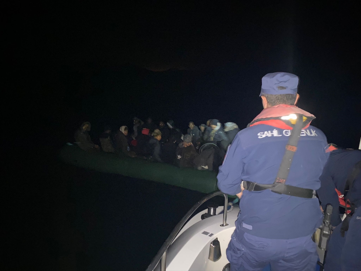 Marmaris açıklarında 72 düzensiz göçmen kurtarıldı