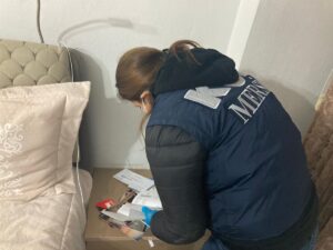 - Polis kamerasına yansıyan operasyonda, bir zanlının evden kaçmak için