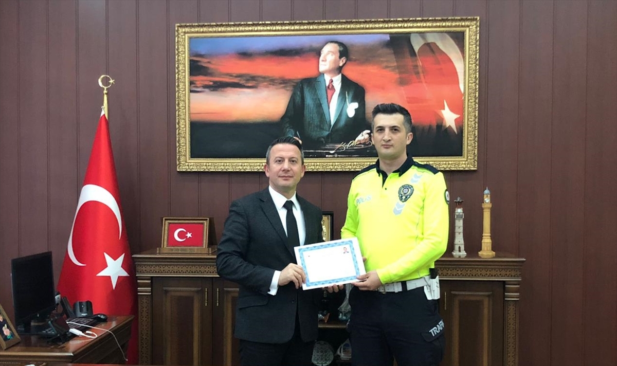 Nefes borusuna yemek kaçan kişiyi kurtaran polis memuru ödüllendirildi