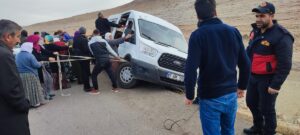 VAN (AA) – Van'ın Gürpınar ilçesinde öğrenci servisinin şarampole devrilmemesi